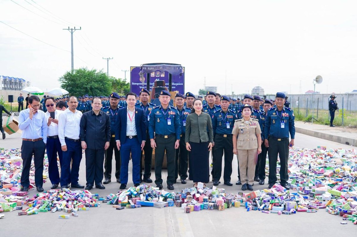 金边宪兵公开销毁超36万件电子烟及烟油