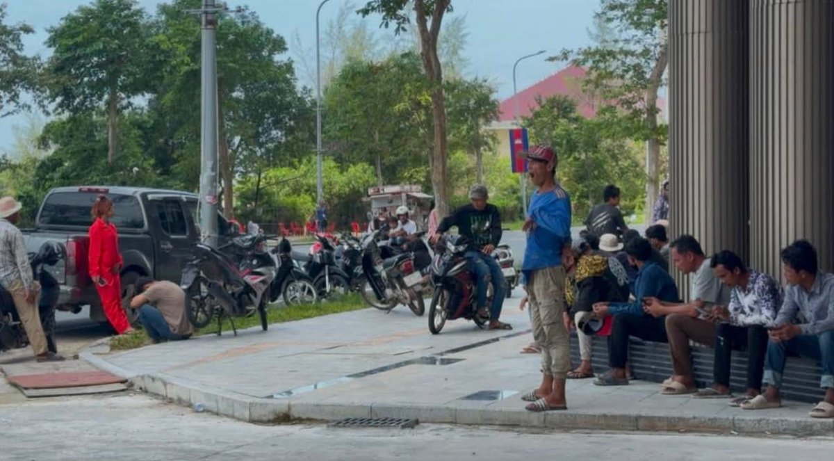 西港中国城工人聚集维权 建筑市场低迷引发纠纷