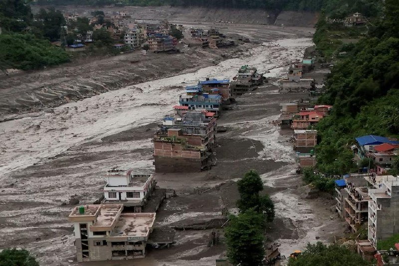 尼泊尔中国边境泥石流灾害 造成近400人遇难