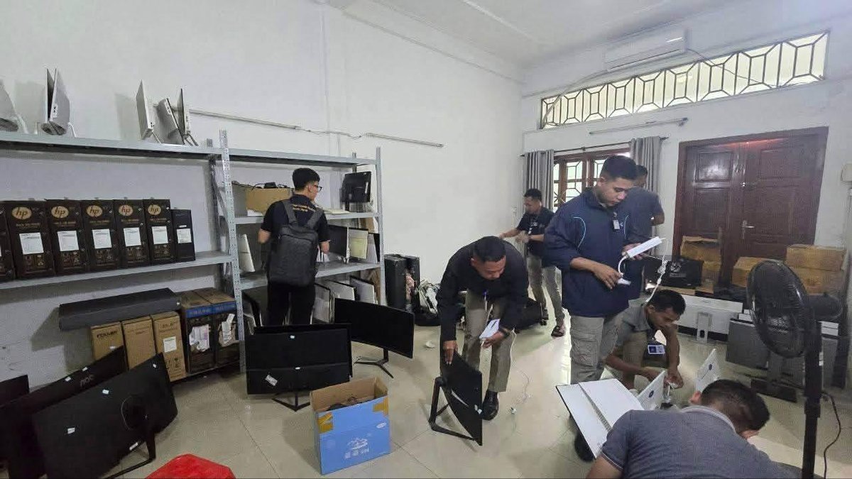 金边桑园区突查网诈窝点 抓获14人