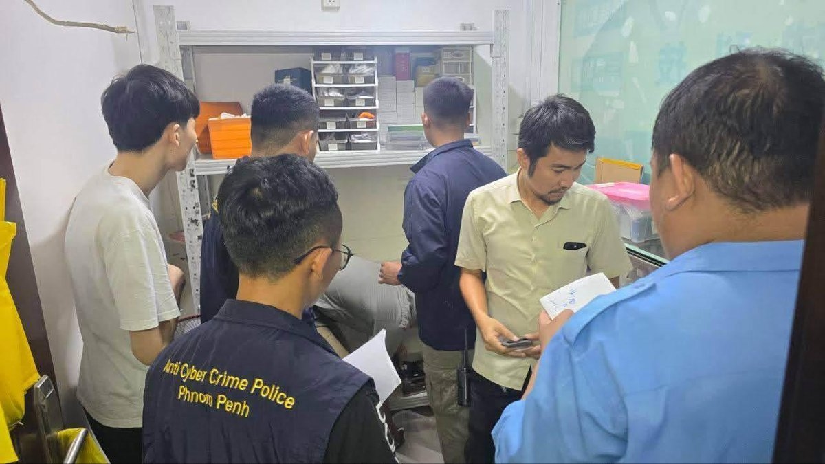 金边桑园区突查网诈窝点 抓获14人