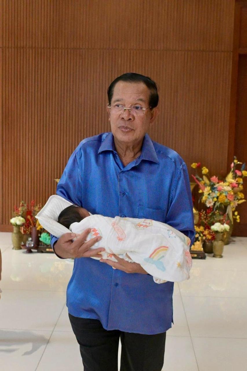 洪森分享家庭生活感悟 强调长辈关爱对亲子关系影响