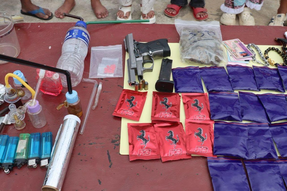 波贝市宪兵队破获一起涉毒涉枪案,抓获10名柬泰籍嫌犯,缴获毒