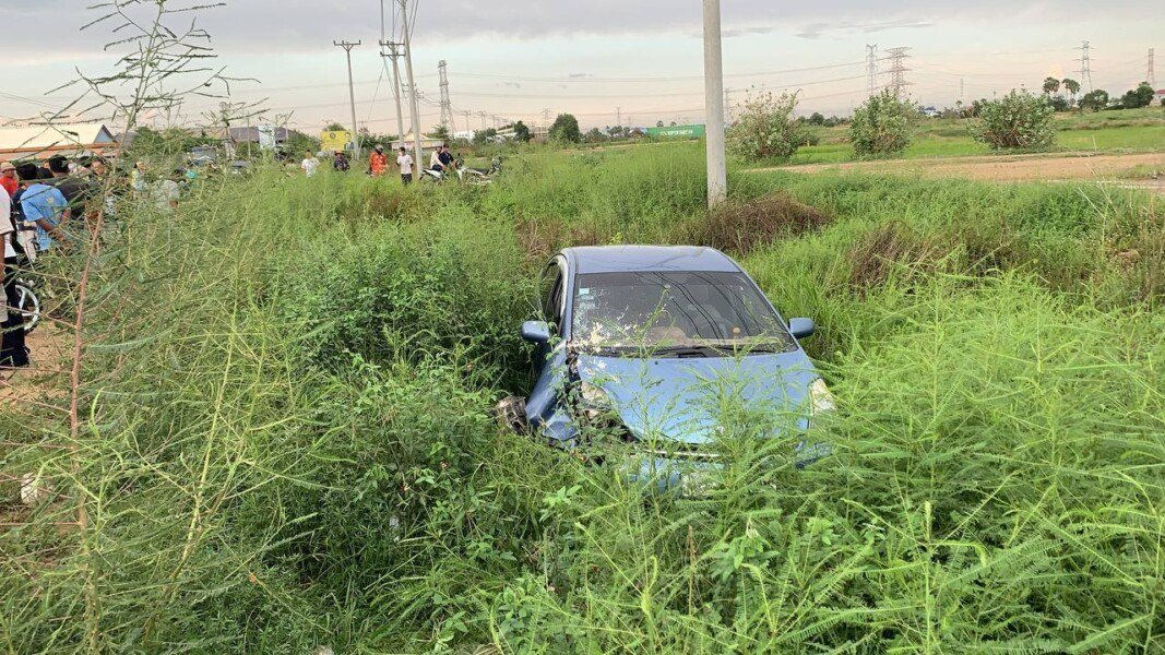 金边发生严重交通事故 一辆汽车失控坠入路边水渠