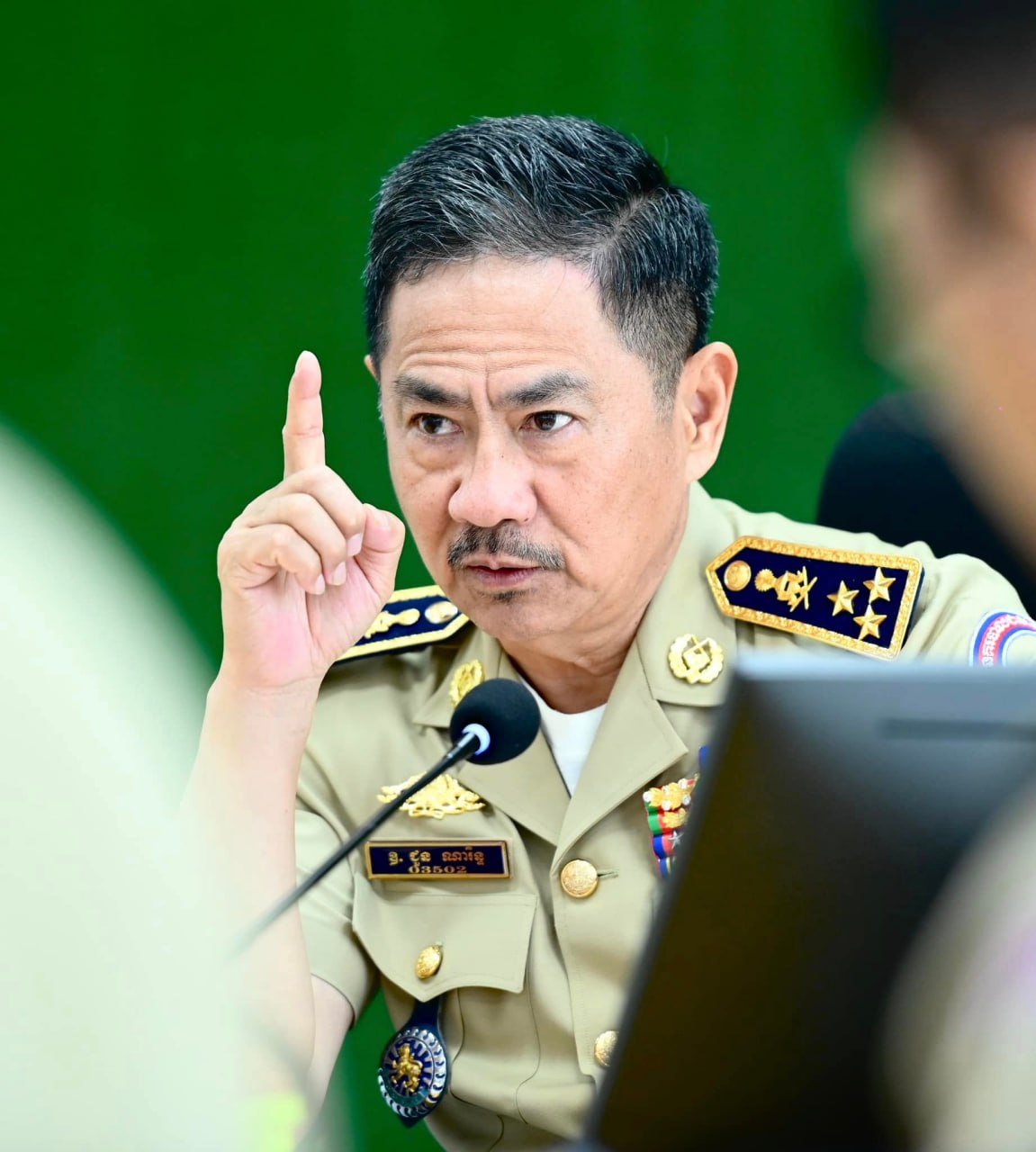 金边警方带走一名在社交媒体上侮辱军人的手机店女店主,目前正在