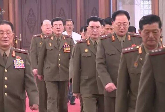 朝鲜领导人金正恩在重组军事参谋部期间,撤销了国防部长诺光哲的