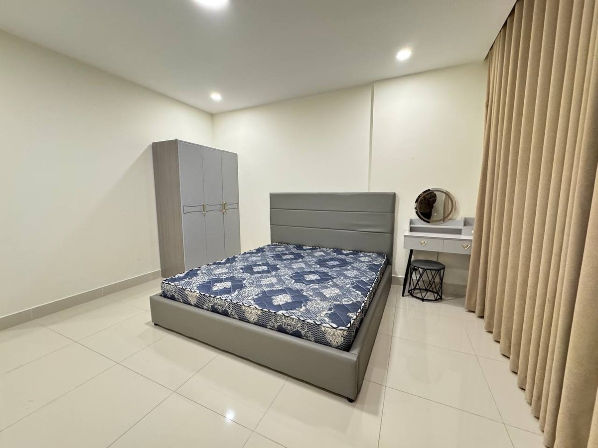 炳发集团小区排屋出租 月租$750 家具齐全4房5卫