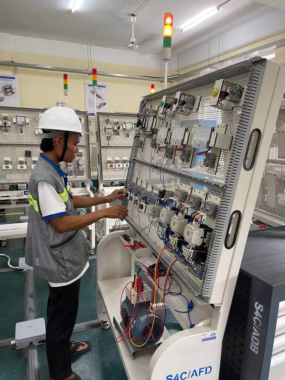 柴桢省德崇森理工学院提供电气工程奖学金 助力技术人才培养