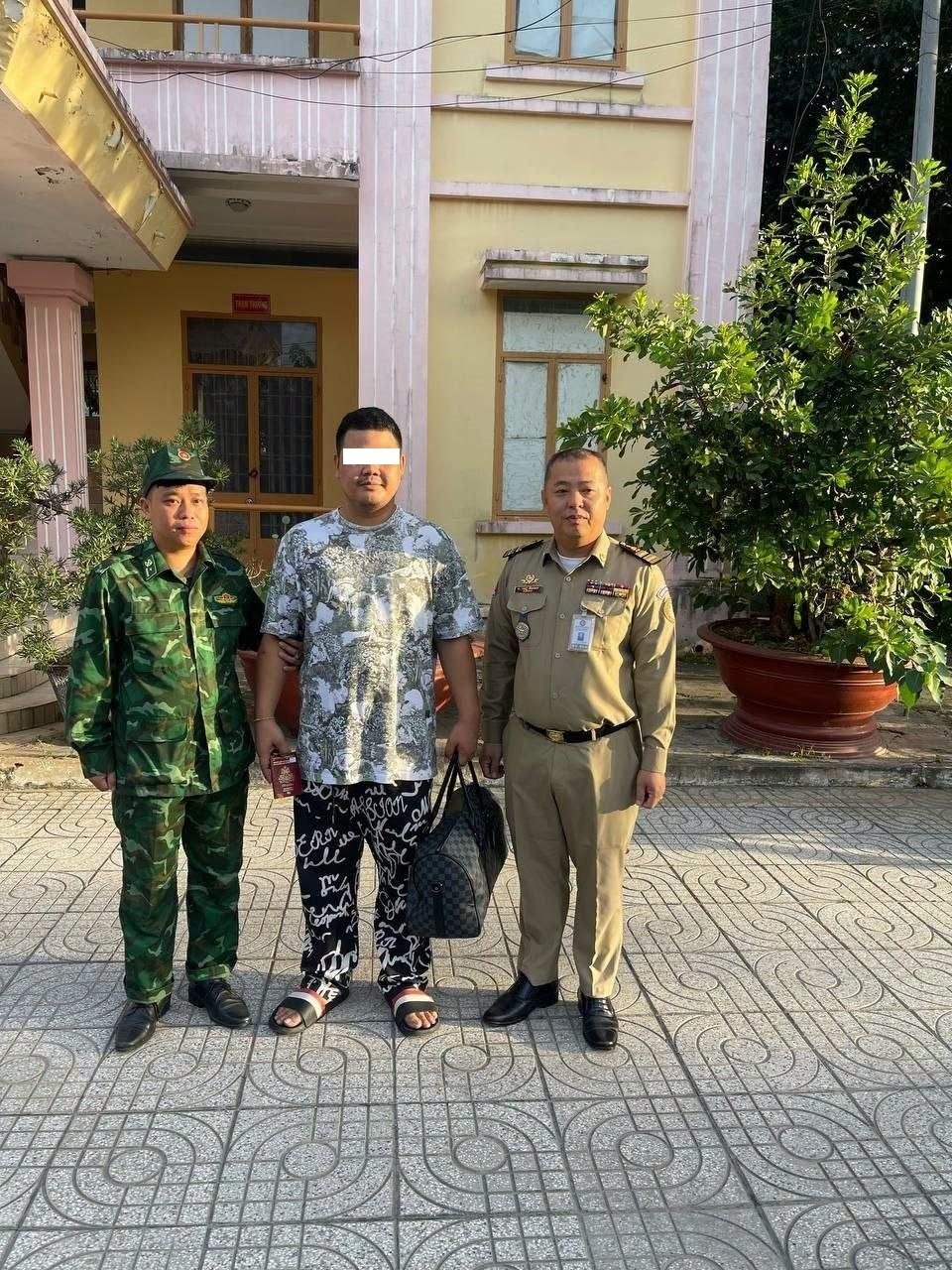 金边飞车伤人案嫌犯被遣返 经由巴域口岸移交