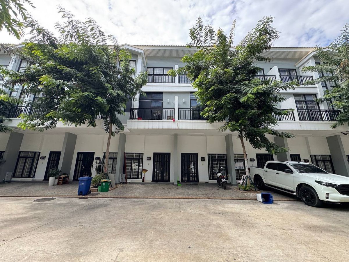 一号路炳发集团小区联排别墅招租 月租$500 4房5卫