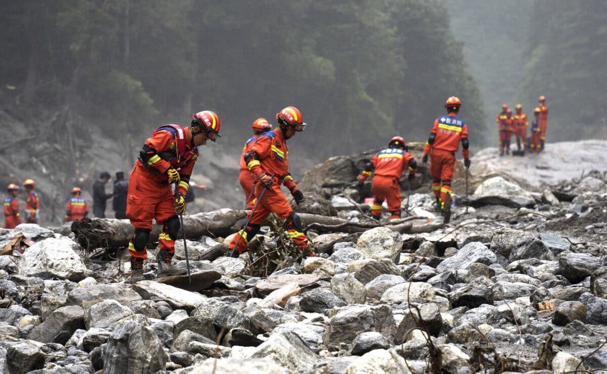 尼泊尔及中国西藏洪灾严重 死亡人数近700人