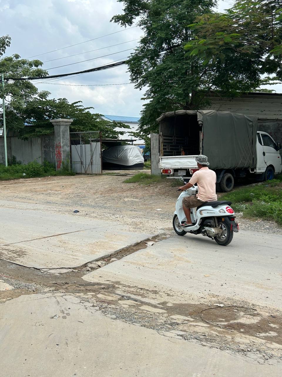 波森芷区和平2小区路面施工后未修复 居民出行受阻