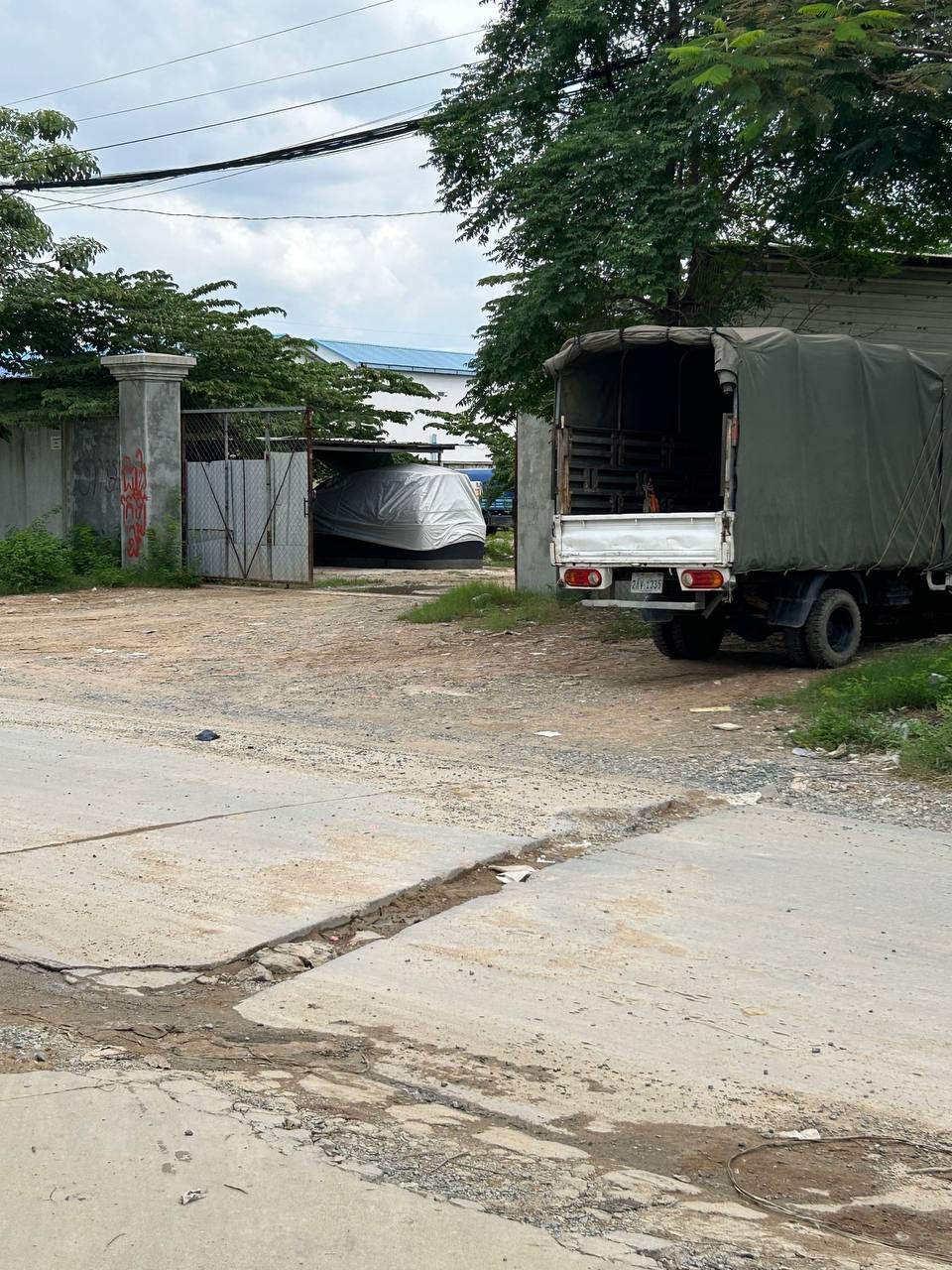 波森芷区和平2小区路面施工后未修复 居民出行受阻