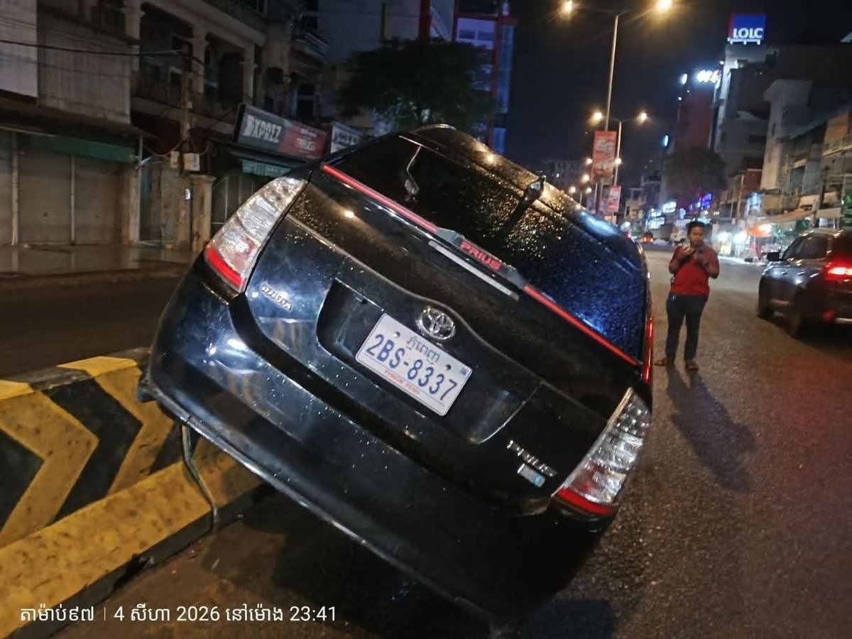 金边棉芷区271路发生车祸 丰田轿车撞毁隔离墩