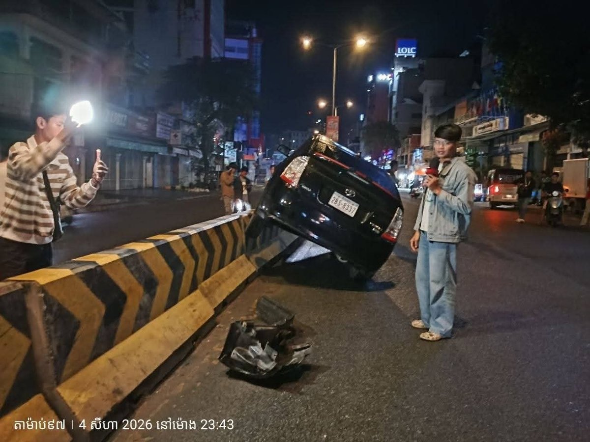 金边棉芷区271路发生车祸 丰田轿车撞毁隔离墩
