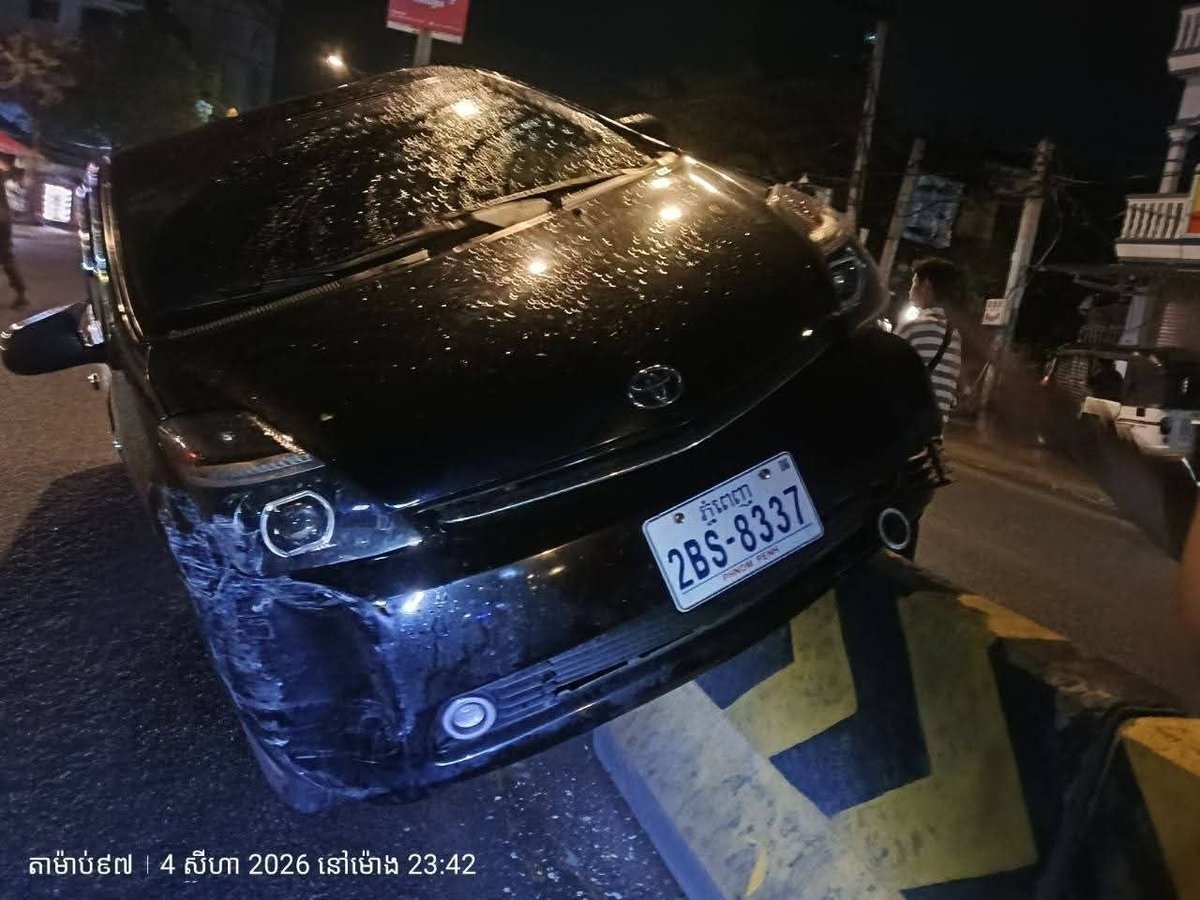 金边棉芷区271路发生车祸 丰田轿车撞毁隔离墩