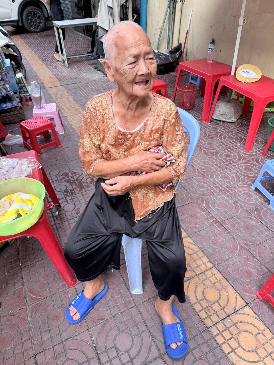 金边中央市场附近发现走失老人 寻找家属