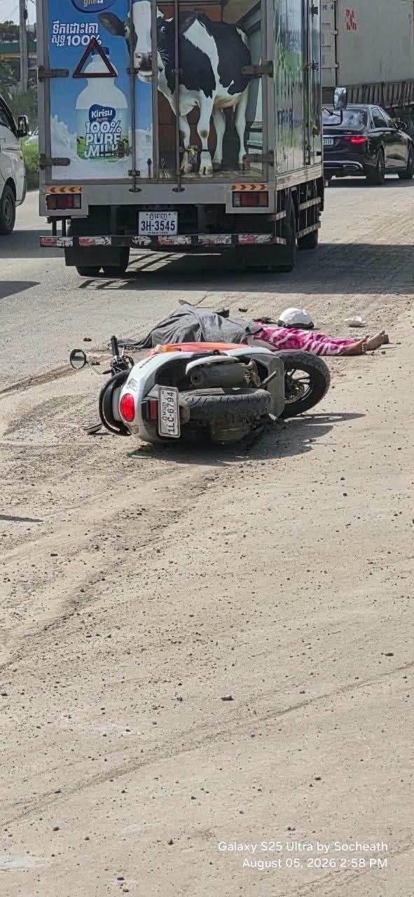 金边胜利大道发生车祸致一人死亡 摩托车被卷入车底