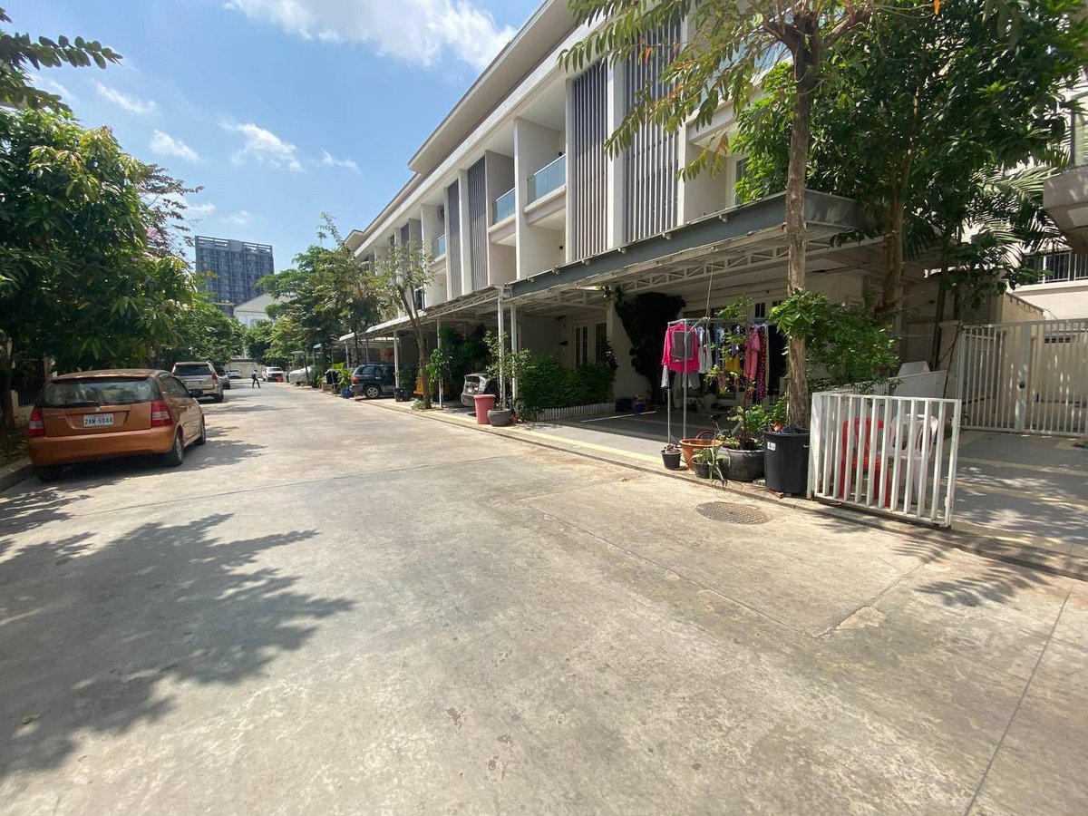 永旺2附近集茂小区联排别墅出租,户型为3房3卫,建筑面积4x