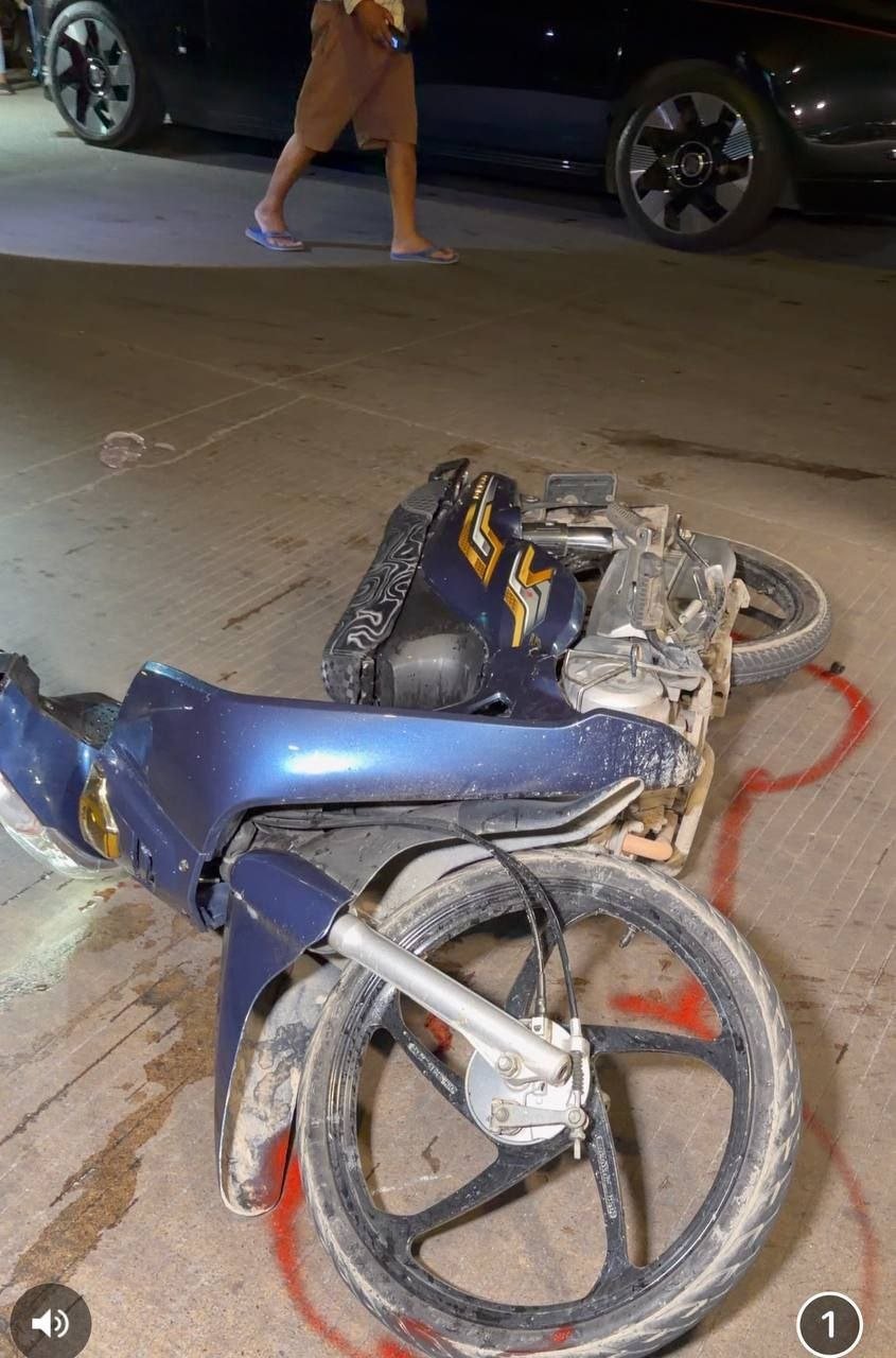 金边街头摩托车飙车追逐 撞上劳斯莱斯豪车