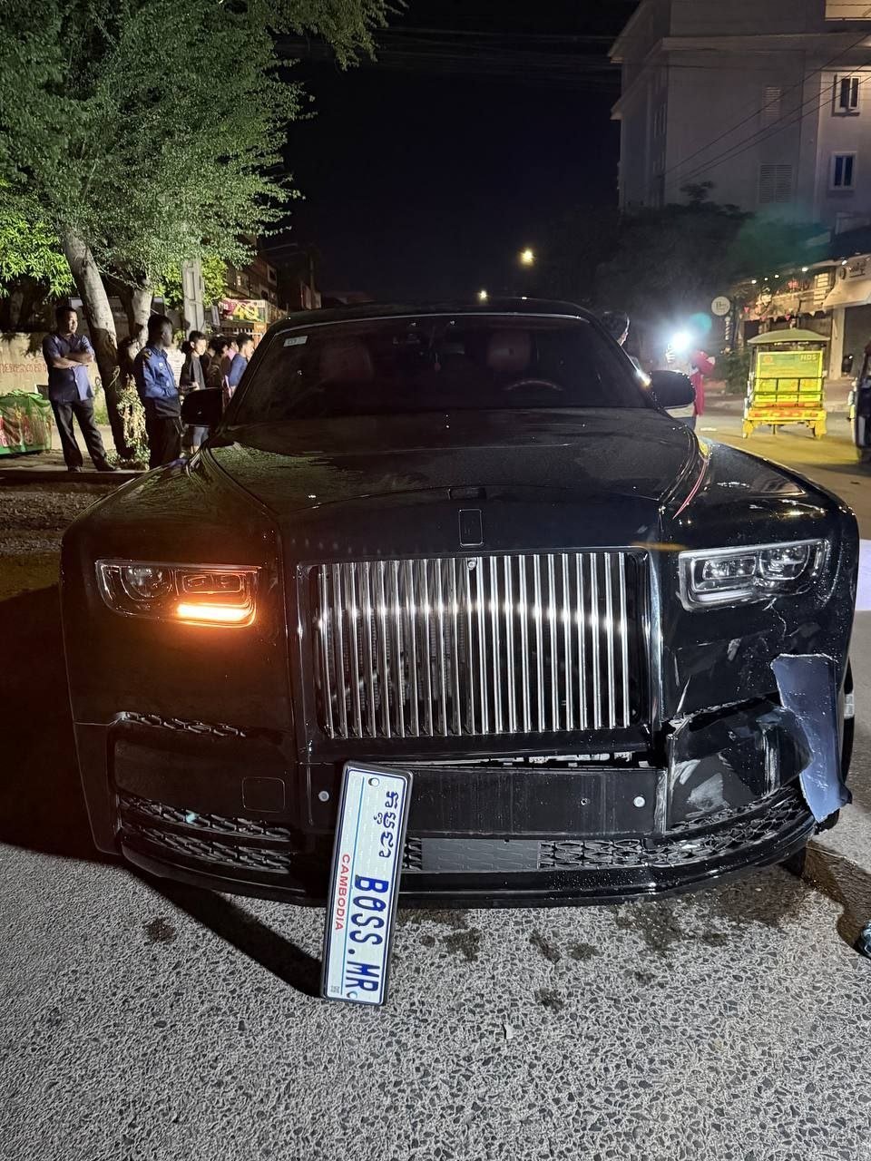 金边街头摩托车飙车追逐 撞上劳斯莱斯豪车