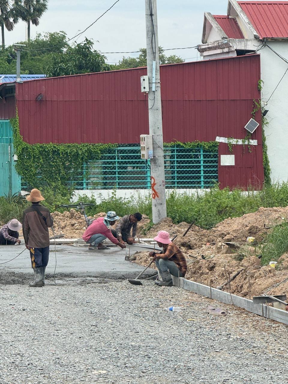 金边堆沙波市场道路施工被指偷工减料 未加钢筋