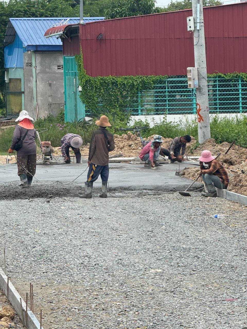 金边堆沙波市场道路施工被指偷工减料 未加钢筋
