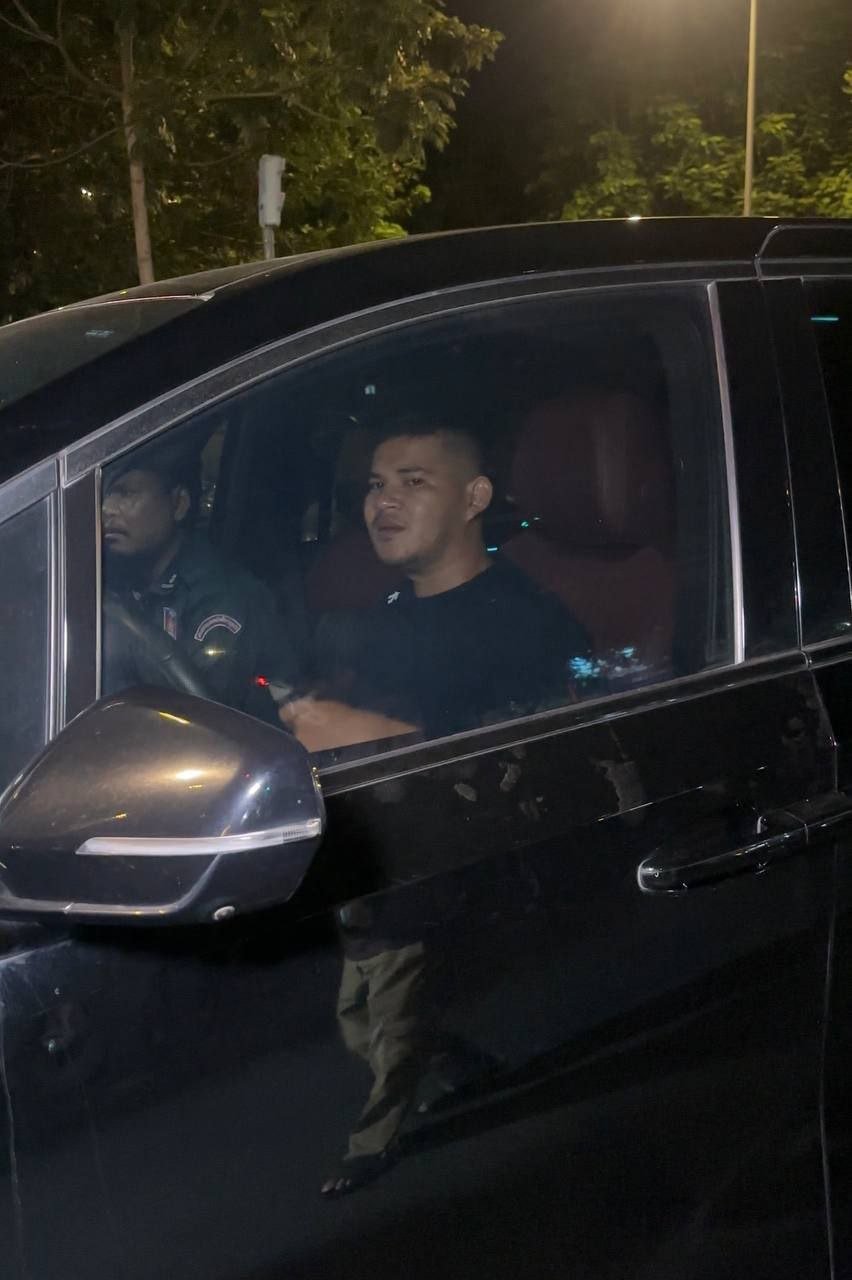 8月17日晚,一辆汽车在金边堆谷区撞击护栏后逃逸,随后被警方