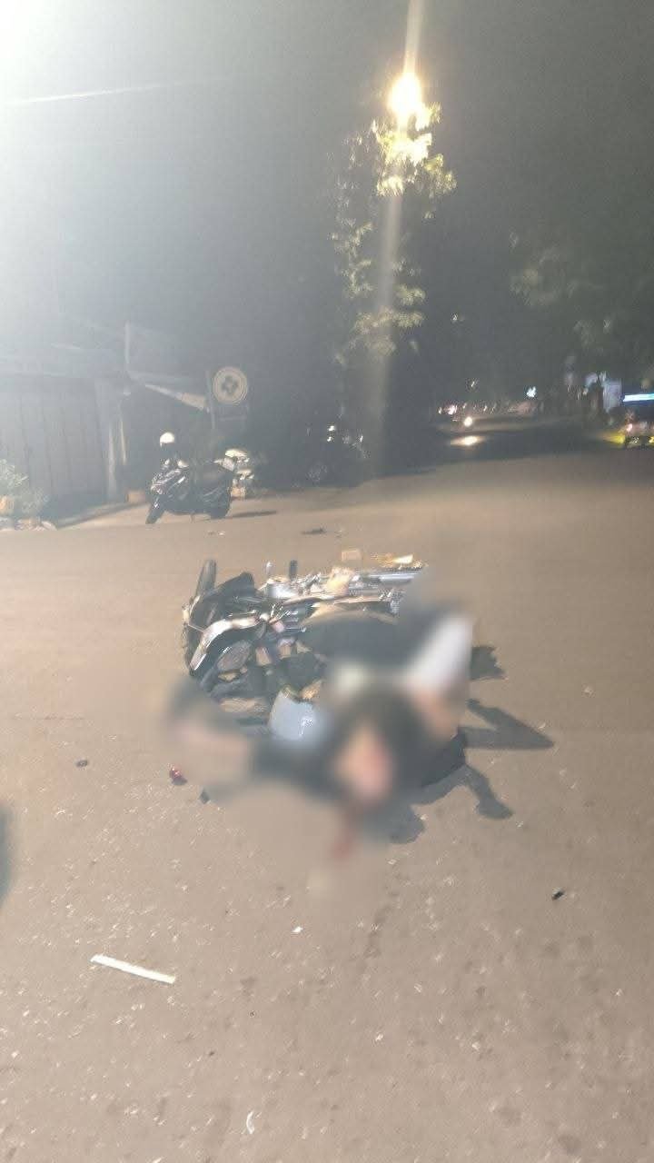 堆谷区432路与105路交叉口发生车祸 奔驰与摩托相撞