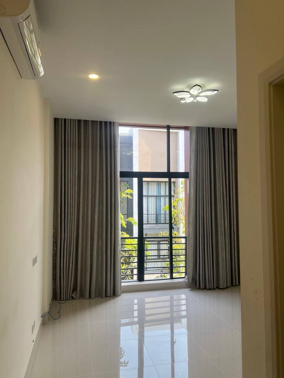 1号公路炳发城小区店铺出租 月租$550