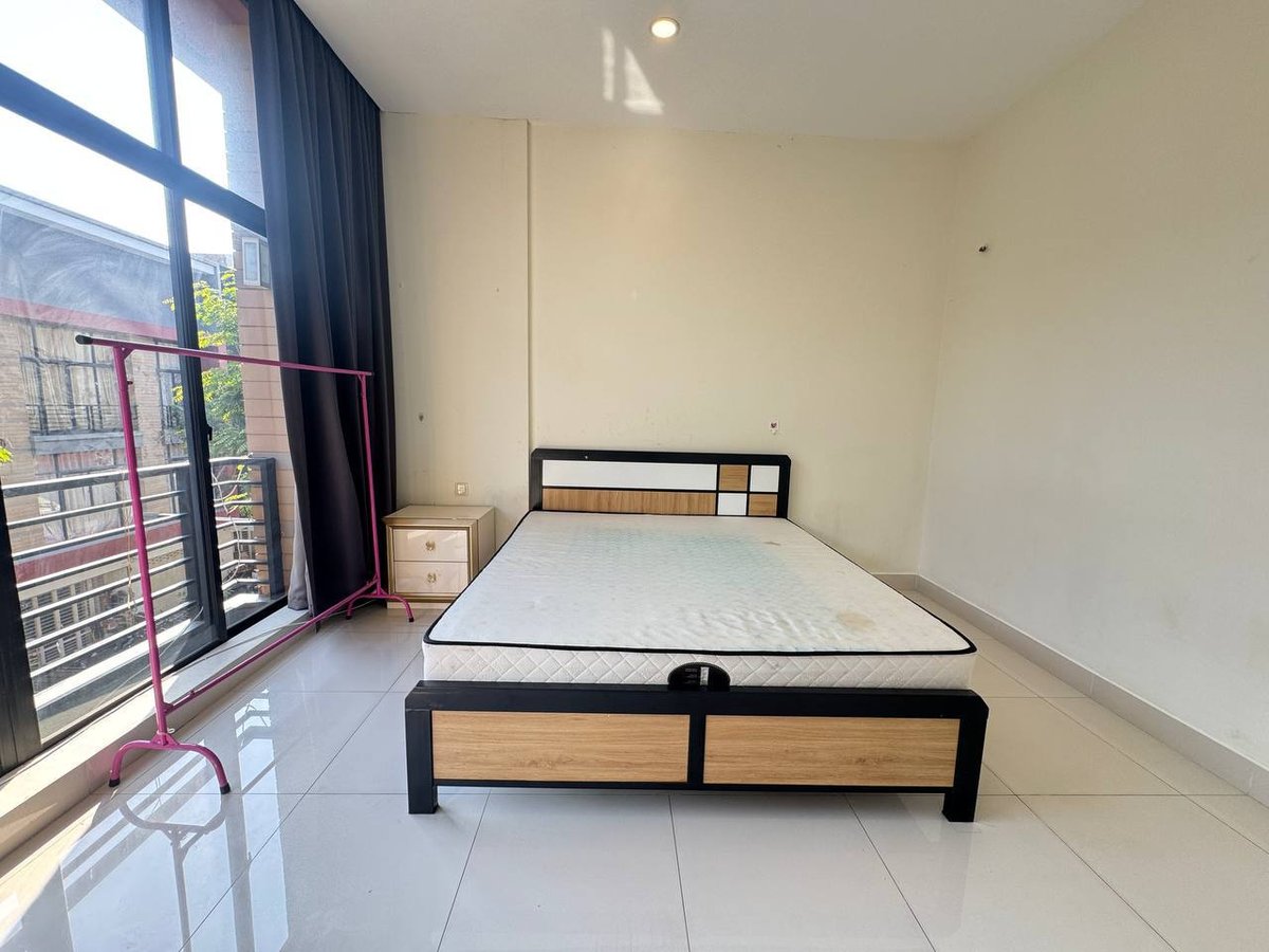 炳发城小区店铺出租 月租$700含家具