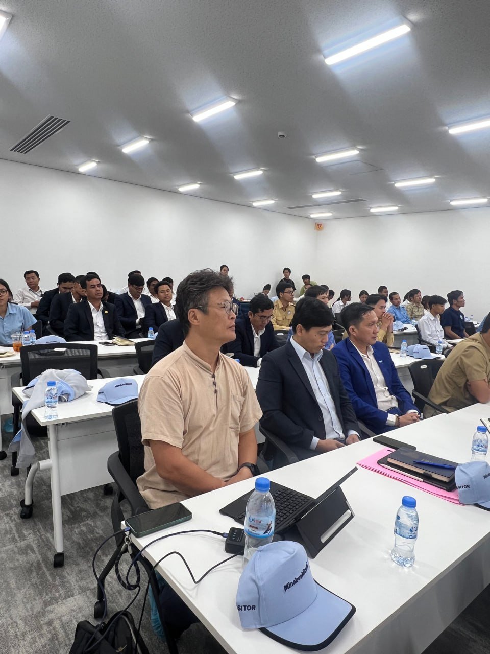 皇家金边大学组织学生赴菩萨省Minebea参观学习