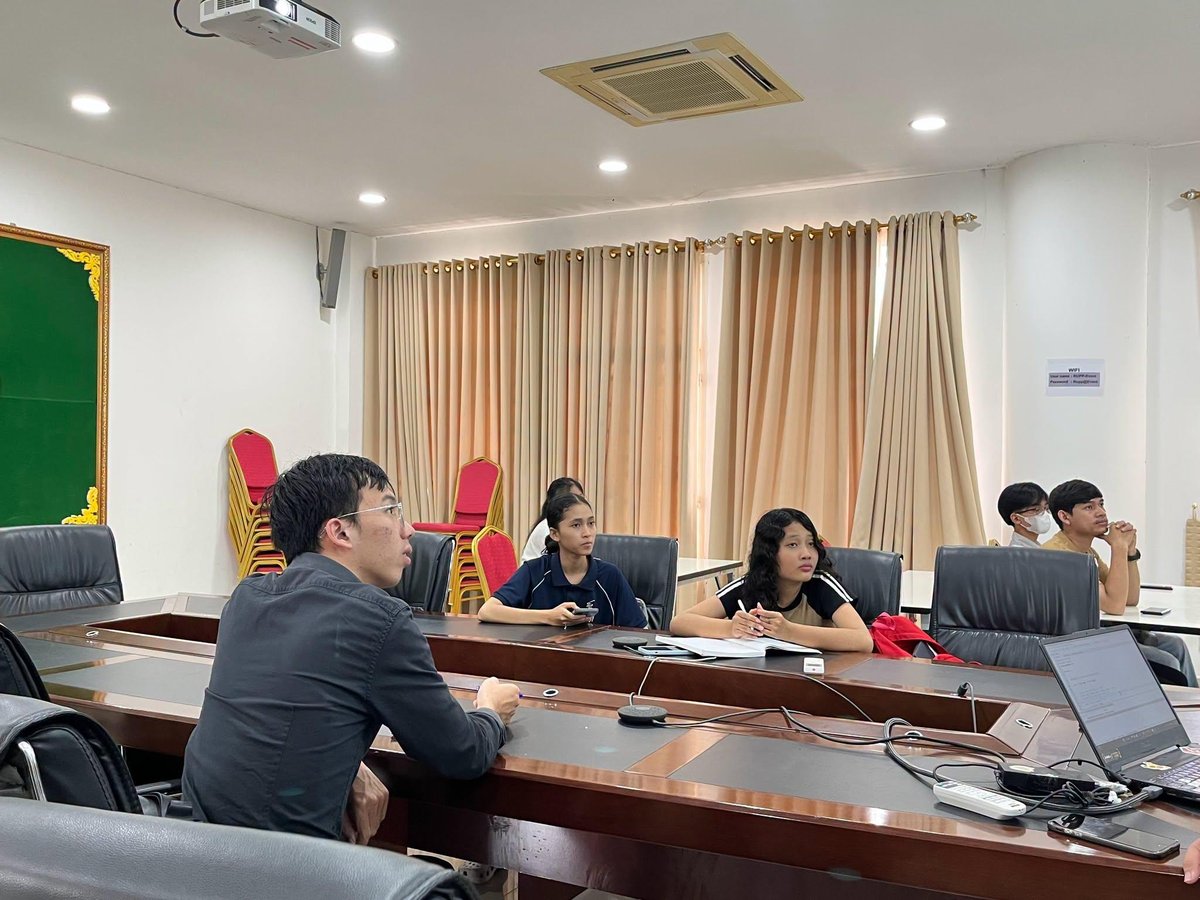 皇家金边大学举办学长辅导班 79名学生参与
