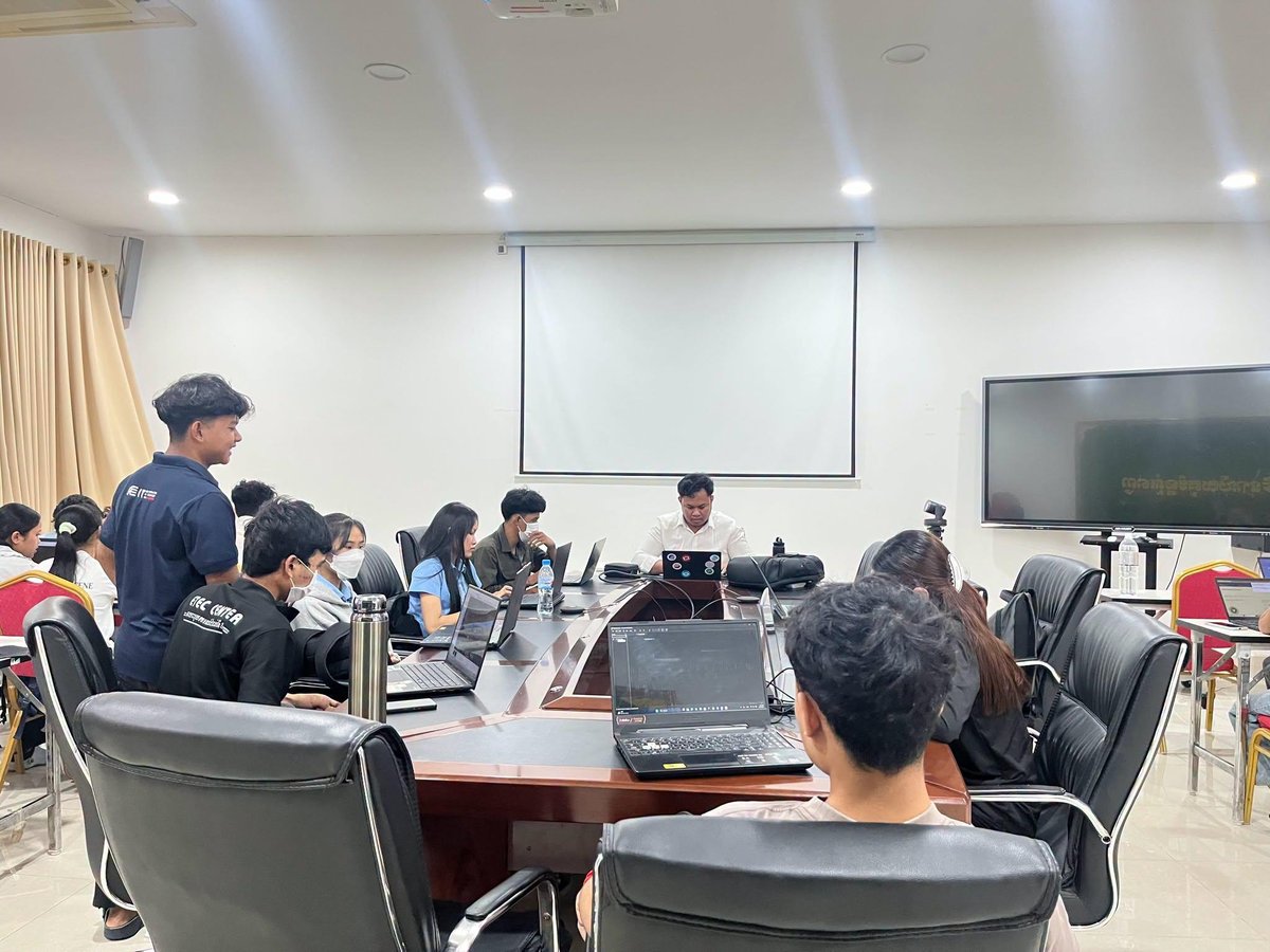 皇家金边大学举办学长辅导班 79名学生参与