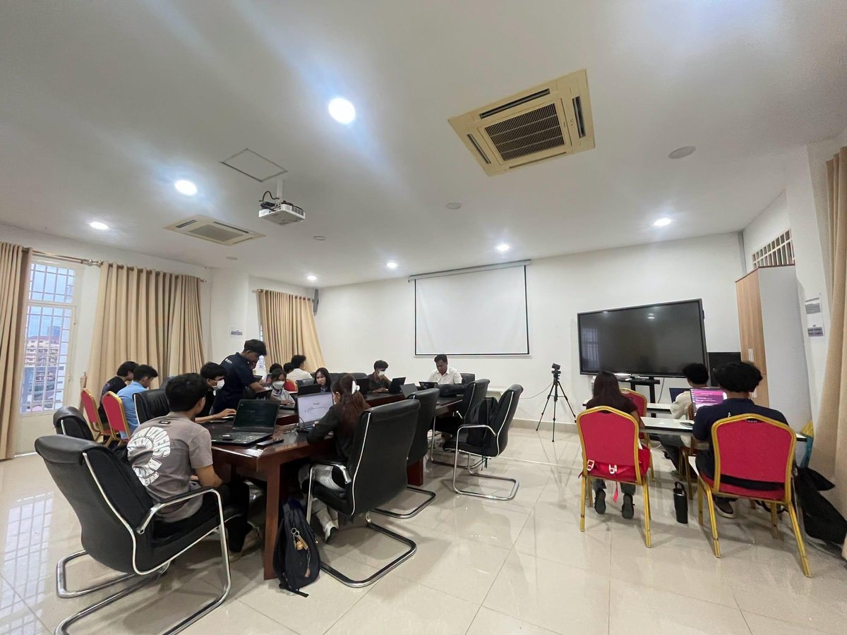 皇家金边大学举办学长辅导班 79名学生参与