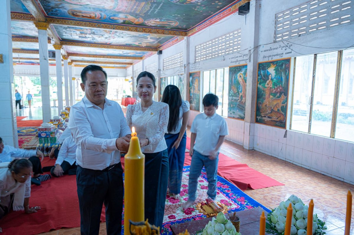 暹粒省班迭斯雷县政府向4座寺庙捐赠物资