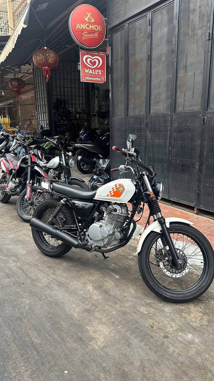 2012年Suzuki Big Boy 250cc复古摩托转