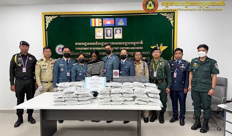 爱尔兰籍女子德崇国际机场走私40公斤大麻被起诉