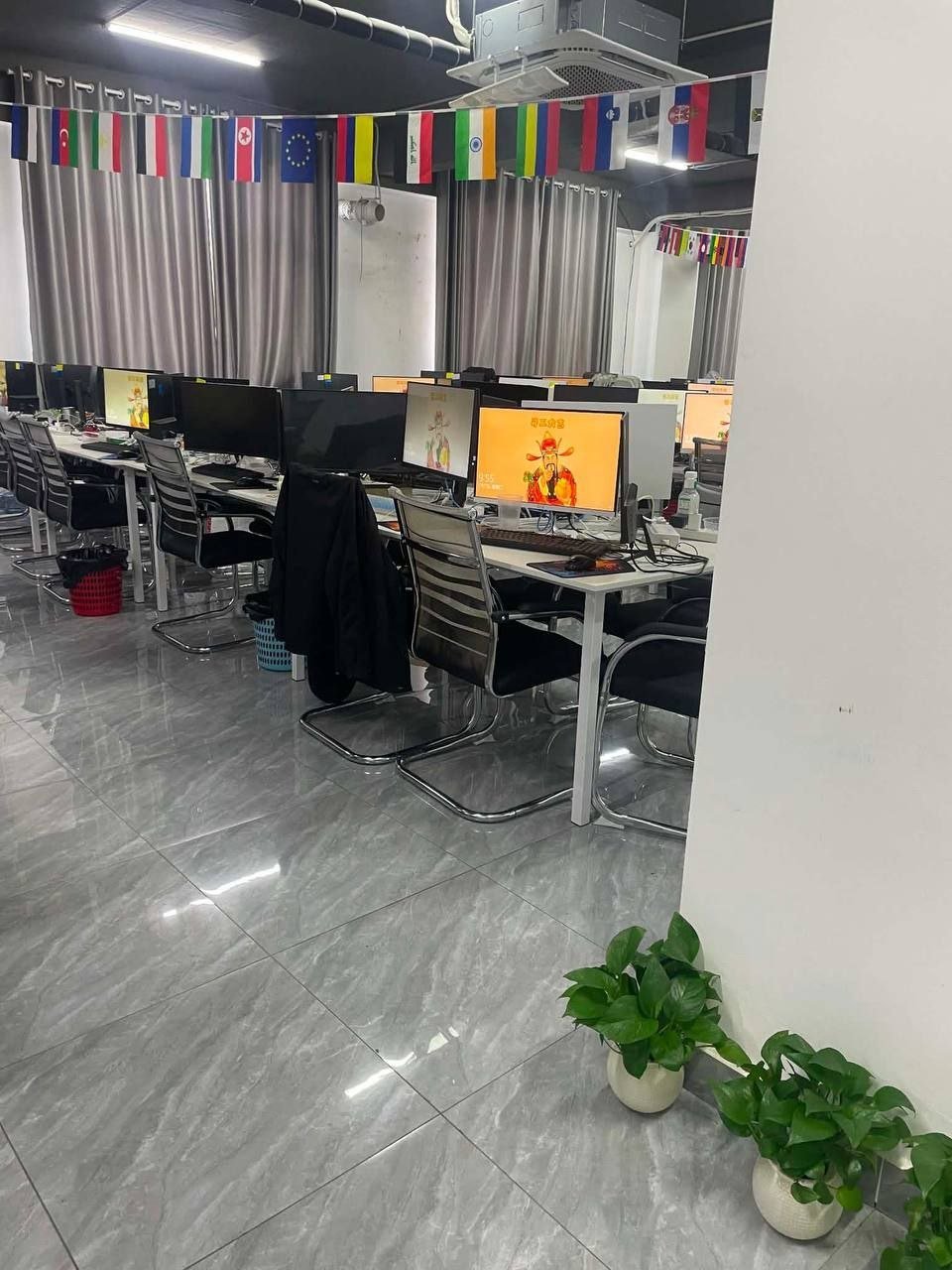 西港凯旋国际美食城被举报存在非法办公