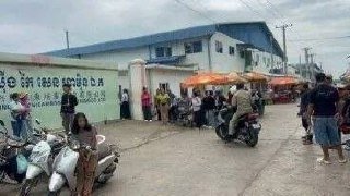 金边贡武区中资制衣厂女工集体晕倒 厂方请和尚祈福