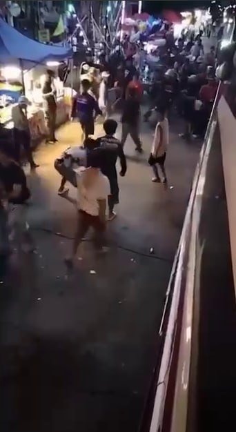 泰国春武里夜市爆发群体冲突 警方介入调查
