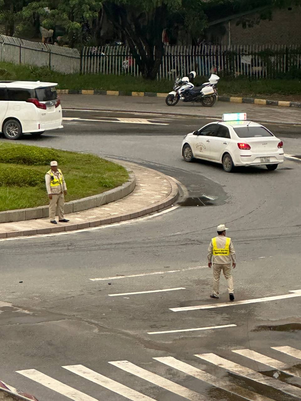 老挝金三角特区警察车队集结 区域内执法检查频发