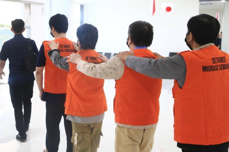 印尼三宝垄遣返4名中方通缉人员 涉网恋诈骗案