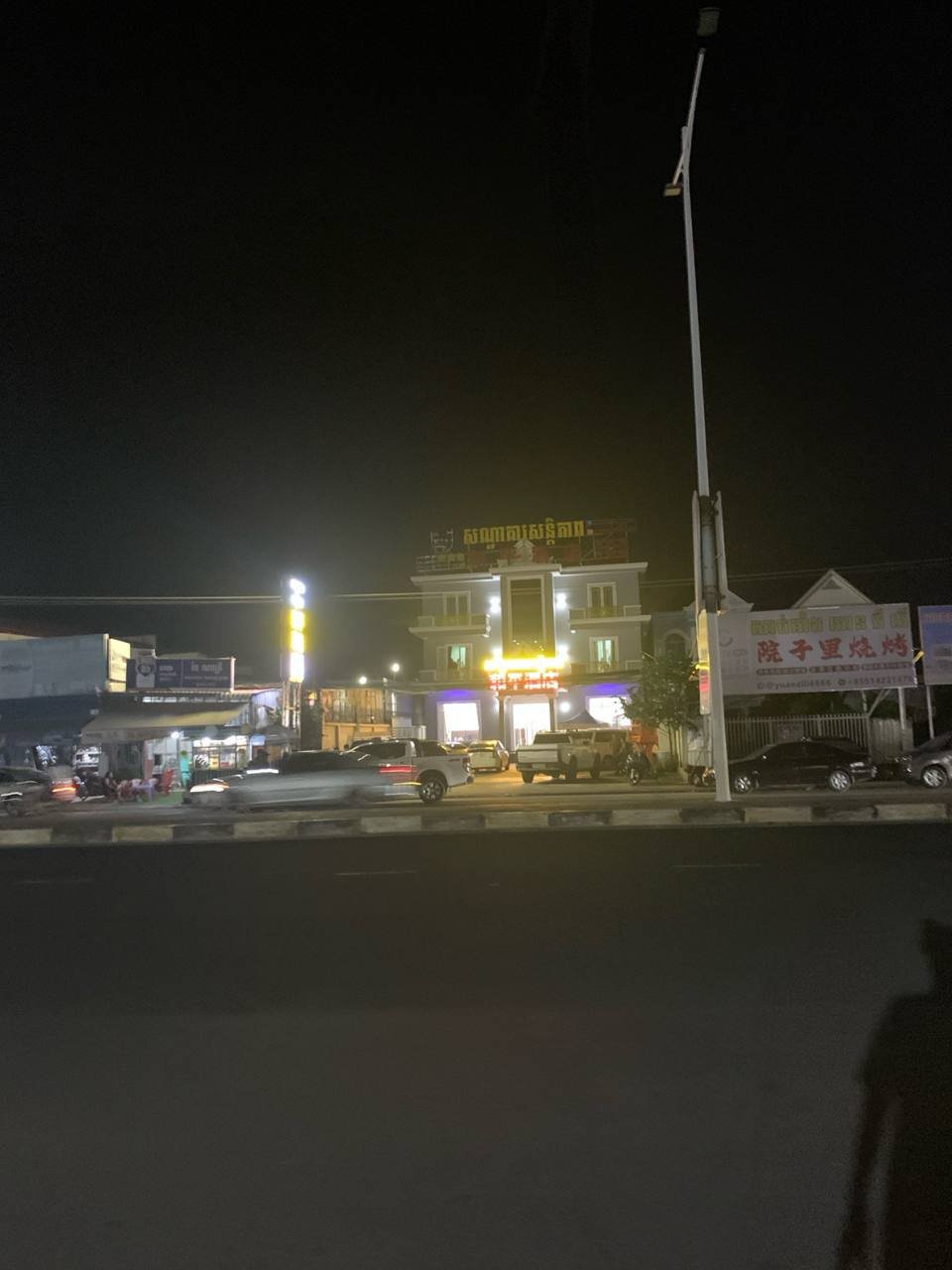 网友反馈木牌壹号公路和平酒店发生突发事件,疑似涉及非法网络活