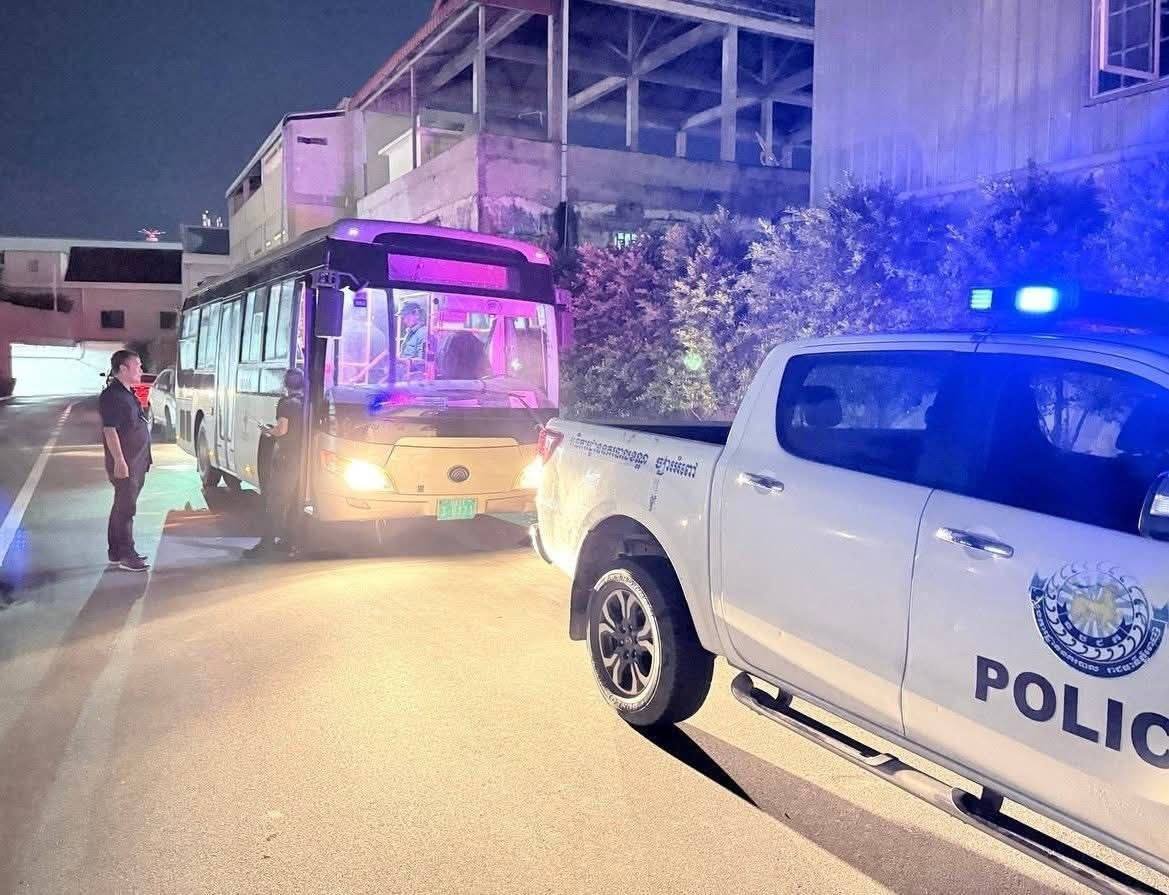 金边铁桥头区突击执法 11名涉网诈中国公民被捕