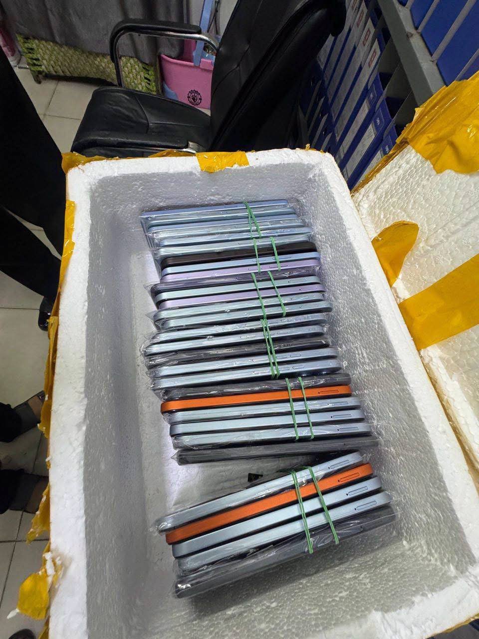 金边多地宪兵联手破获销赃案 查获近200部手机