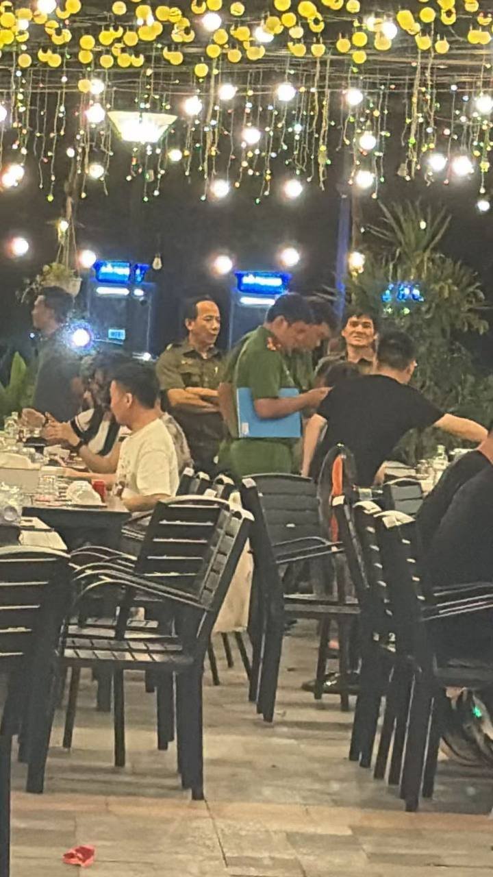 越南胡志明市9郡美食街正进行证件检查,已有人员被带走,提醒在