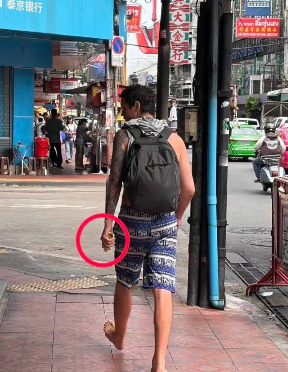 曼谷发生外籍男子袭警事件