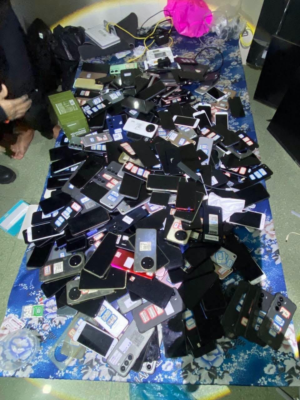 金边雷西郊区查获两处电诈窝点 抓获4名涉案人员