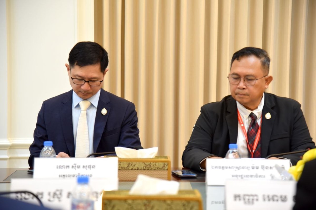 柬埔寨卫生部欢送18名赴捷克留学奖学金生